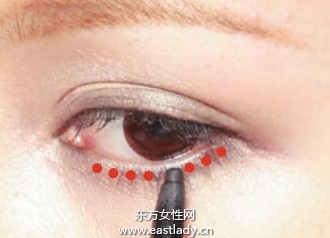 描畫下眼線后線條過于顯眼