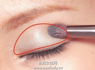 綠色眼影配合眼線增添女人味