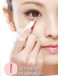 化妝教程之使用遮瑕品遮蓋黑眼圈部位