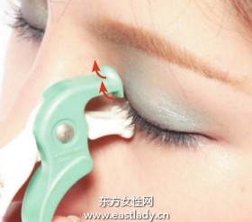 使用睫毛夾打造持久卷翹美睫