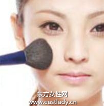 通過粉餅輕松遮瑕提升肌膚質(zhì)感
