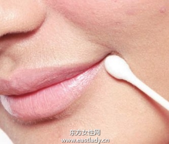 唇妝前護(hù)理唇膏更好著色