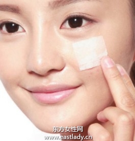 使用遮瑕品遮蓋紅色、不平整的痘痕