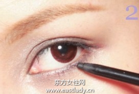 將眼線暈開時候 會顯得有些臟污