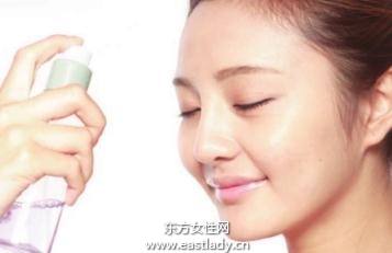 膏狀粉底營(yíng)造持久遮蓋光感底妝