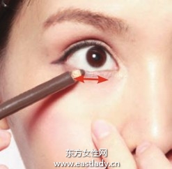 讓眼睛更顯大的眼線畫法