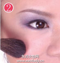 酷酷魔女妝給人冷艷姿態(tài)