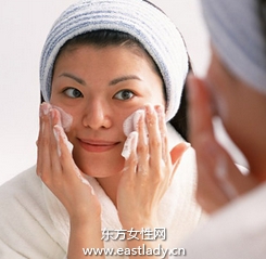 卸妝乳幫你實現(xiàn)滋潤型卸妝