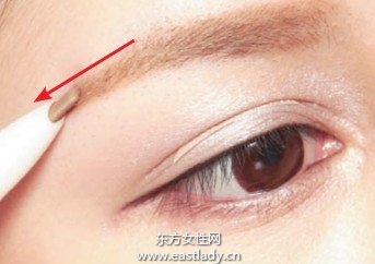 用眉筆塑造粗度與色調適中雙眉