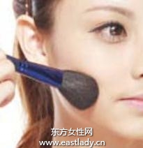 通過粉餅輕松遮瑕提升肌膚質(zhì)感