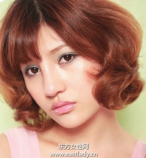 粉色眼影配合隱形眼線散發(fā)自然氣息