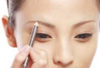 濃淡色眉筆塑造立體自然眉毛