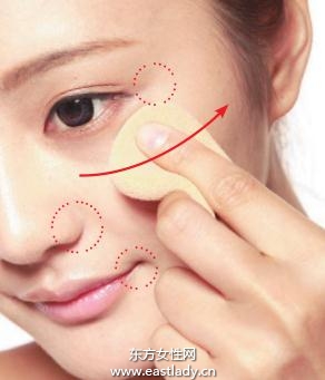 固體粉底打造清爽持久妝