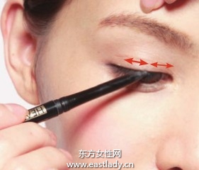 鉛筆式眼線筆勾勒自然眼線