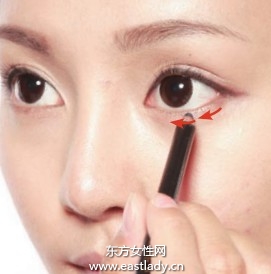 眼線筆描畫使眼部輪廓收放自如