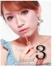 潤(rùn)唇膏搭配口紅滋潤(rùn)全唇