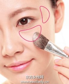 淺色粉底打造立體感妝容