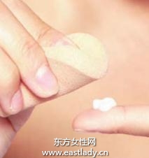 膏狀粉底營(yíng)造持久遮蓋光感底妝