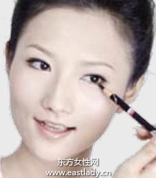 標(biāo)準(zhǔn)7步眼線速成畫法