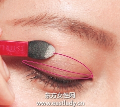 膏狀眼影與粉狀眼影打造持久立體感