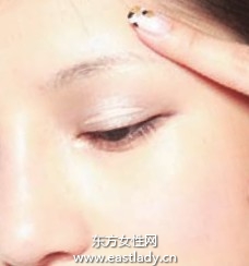 簡(jiǎn)單小技巧令眉妝打理更順手