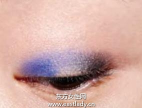 眼妝教程打造中性風(fēng)牛仔藍(lán)眼妝