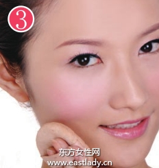 快速補(bǔ)妝的三大實(shí)用技巧