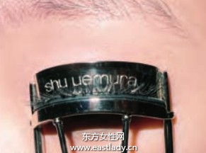 深色眼影隨時補(bǔ)眼妝