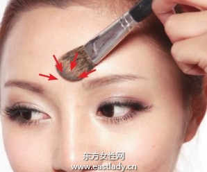 腮紅修飾顴骨打造立體感妝效