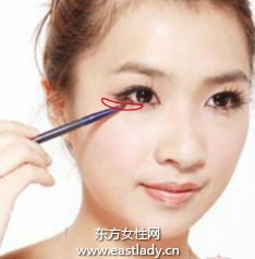 立體熟練底妝 實(shí)現(xiàn)小臉形