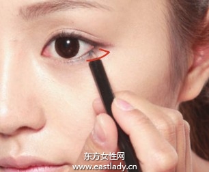 眼線筆描畫使眼部輪廓收放自如
