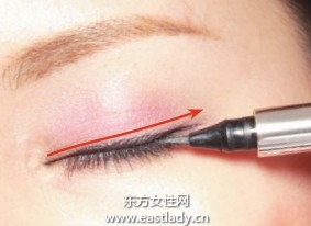 粉色眼影配合隱形眼線散發(fā)自然氣息