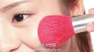 固體粉底打造清爽持久妝