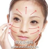 使用粉狀粉底與粉刷打造啞光清透底妝