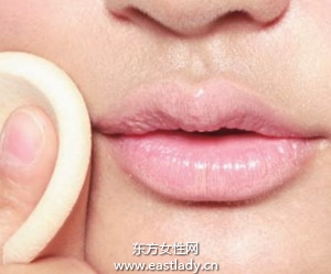 使用遮瑕霜和唇線打造微笑唇妝