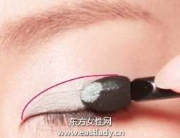 混血感透明藍色眼妝的畫法