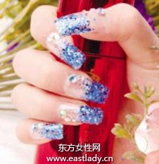 美甲教程之打造神秘藍(lán)色鑲鉆美甲