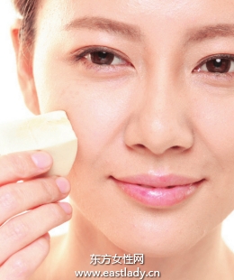 固體粉底注重妝容貼合感