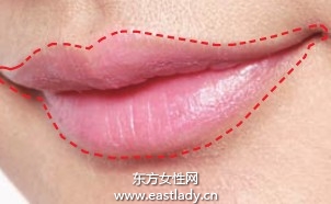 用唇刷描繪飽滿雙唇