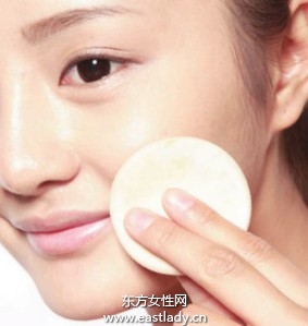使用遮瑕膏遮蓋發(fā)炎紅腫痘痘