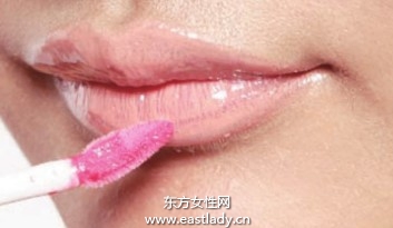 利用豐唇底膏塑造豐盈唇型