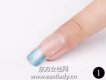 柔和藍(lán)色色調(diào)美甲營造出輕松休閑之感