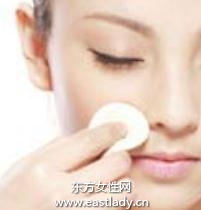 通過粉餅輕松遮瑕提升肌膚質(zhì)感