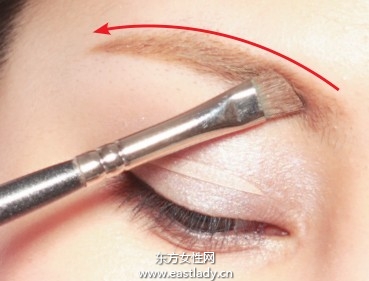 用眉筆塑造粗度與色調適中雙眉