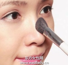 深、淺粉底打造緊致立體妝效