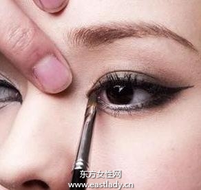 畫眼線持久不暈染的三個(gè)小竅門