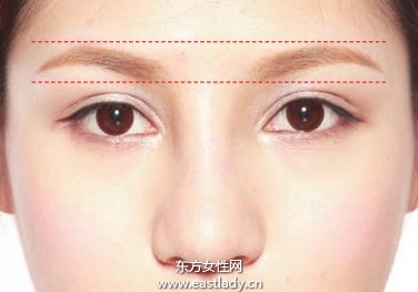 用眉筆塑造粗度與色調適中雙眉