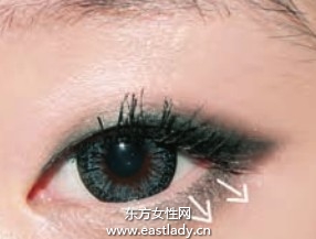 深色眼影隨時補(bǔ)眼妝