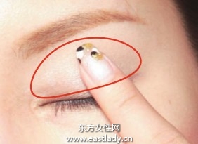 粉色眼影配合隱形眼線散發(fā)自然氣息