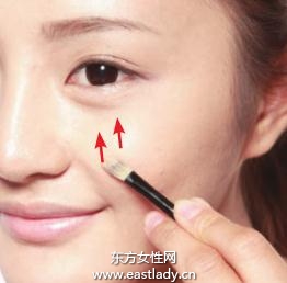 使用遮瑕膏遮蓋粉刺、毛孔、小細紋